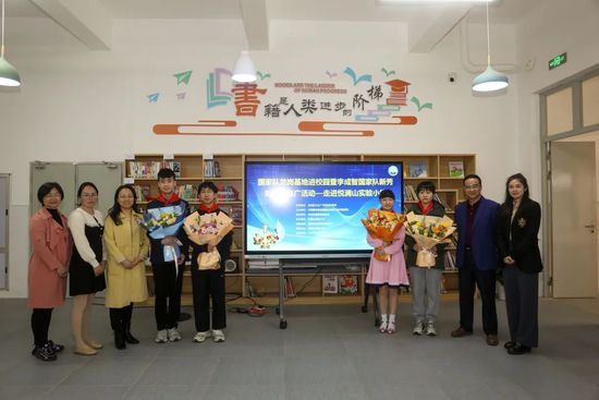 惠特妮·卡明导演童贞作，按照神经学大夫LouannBrizendine所著图书改编。本书揭露了夫妻在分歧相处阶段的年夜脑内部运作纪律，和其孕育的复杂气力